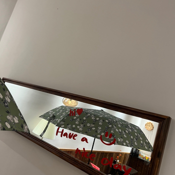 Tri-segmentni sklopivi kišobran s zakrivljenom drškom, UV zaštita UPF50+, okvir od legure i osovina od nehrđajućeg čelika, ručno otvaranje i zatvaranje, drvena ručka