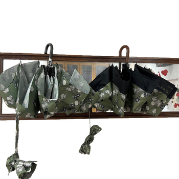 Tri-segmentni sklopivi kišobran s zakrivljenom drškom, UV zaštita UPF50+, okvir od legure i osovina od nehrđajućeg čelika, ručno otvaranje i zatvaranje, drvena ručka