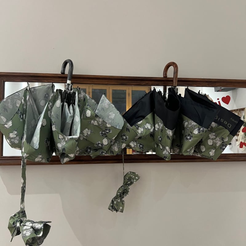 Tri-segmentni sklopivi kišobran s zakrivljenom drškom, UV zaštita UPF50+, okvir od legure i osovina od nehrđajućeg čelika, ručno otvaranje i zatvaranje, drvena ručka