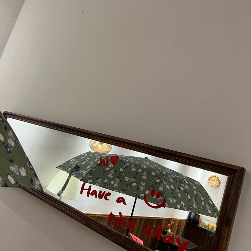 Tri-segmentni sklopivi kišobran s zakrivljenom drškom, UV zaštita UPF50+, okvir od legure i osovina od nehrđajućeg čelika, ručno otvaranje i zatvaranje, drvena ručka