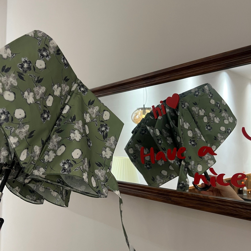 Tri-segmentni sklopivi kišobran s zakrivljenom drškom, UV zaštita UPF50+, okvir od legure i osovina od nehrđajućeg čelika, ručno otvaranje i zatvaranje, drvena ručka