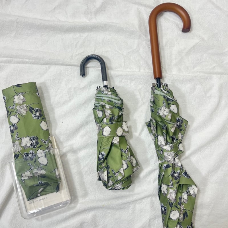 Tri-segmentni sklopivi kišobran s zakrivljenom drškom, UV zaštita UPF50+, okvir od legure i osovina od nehrđajućeg čelika, ručno otvaranje i zatvaranje, drvena ručka