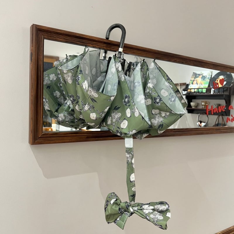 Tri-segmentni sklopivi kišobran s zakrivljenom drškom, UV zaštita UPF50+, okvir od legure i osovina od nehrđajućeg čelika, ručno otvaranje i zatvaranje, drvena ručka