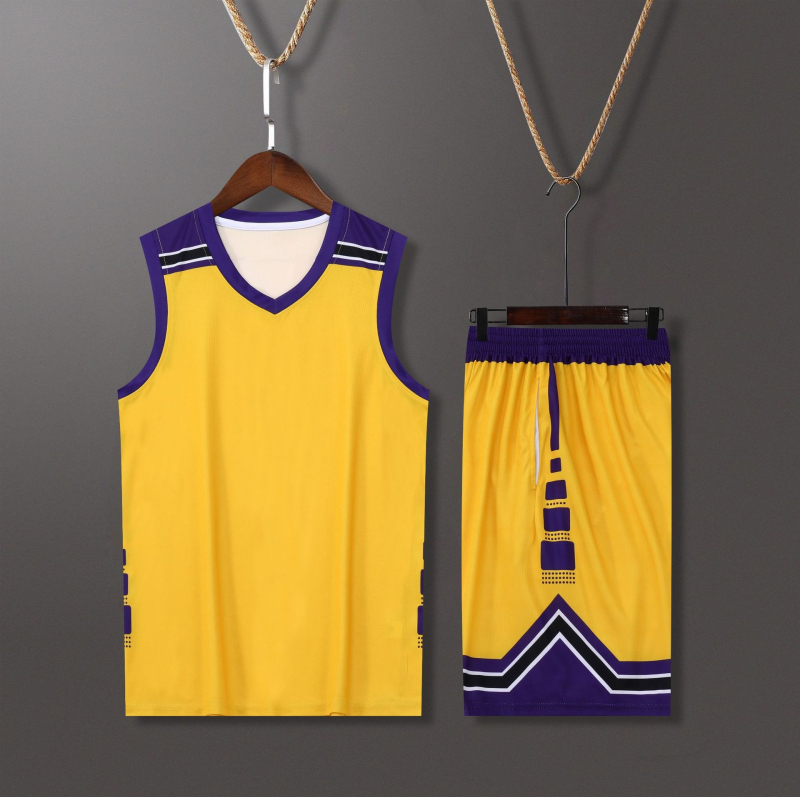 Férfi kosárlabda nyári garnitúra – poliészter anyagú, bélés poliészterrel, alkalmas edzésekre és mérkőzésekre.