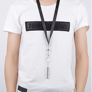 Kültéri vészjelző síp kettős frekvenciával, nyakba akasztható pánttal, lapos kialítás a háziállatok képzéséhez