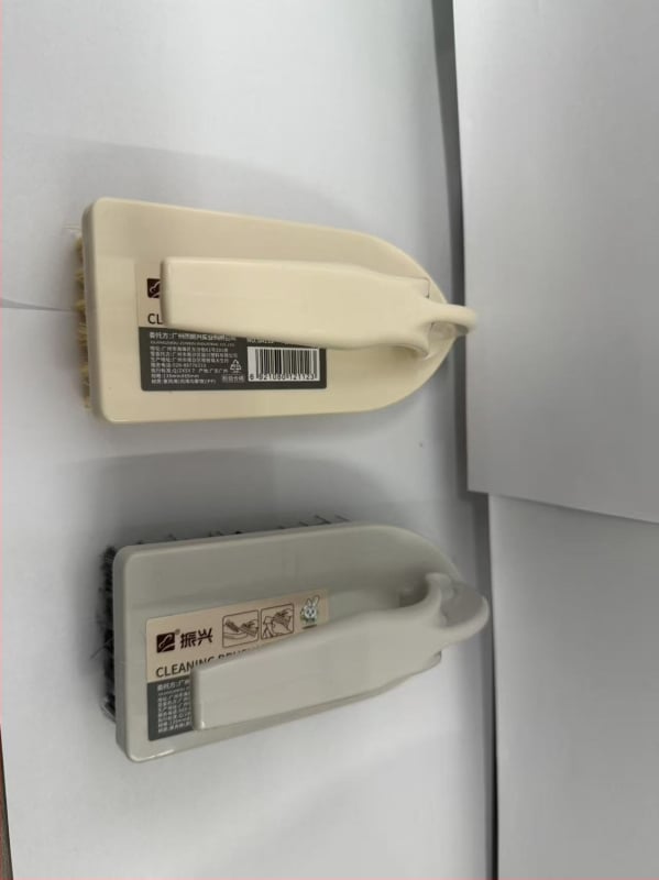 Perie pentru pantofi cu peri din sârmă plastică, mâner anti-alunecare, design modern minimalist