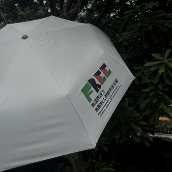 Háromrészes esernyő béke-motívummal, 8 ív, 190T vászon fekete ragasztó bevonattal, acél szár és tömörfa nyél, manuális nyitás