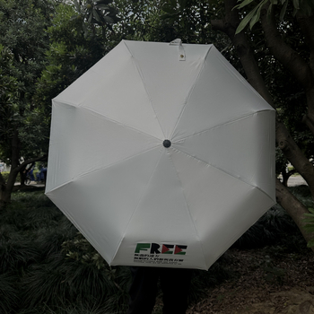 Háromrészes esernyő béke-motívummal, 8 ív, 190T vászon fekete ragasztó bevonattal, acél szár és tömörfa nyél, manuális nyitás