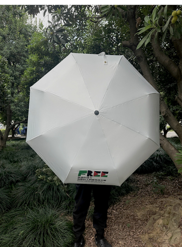 Háromrészes esernyő béke-motívummal, 8 ív, 190T vászon fekete ragasztó bevonattal, acél szár és tömörfa nyél, manuális nyitás