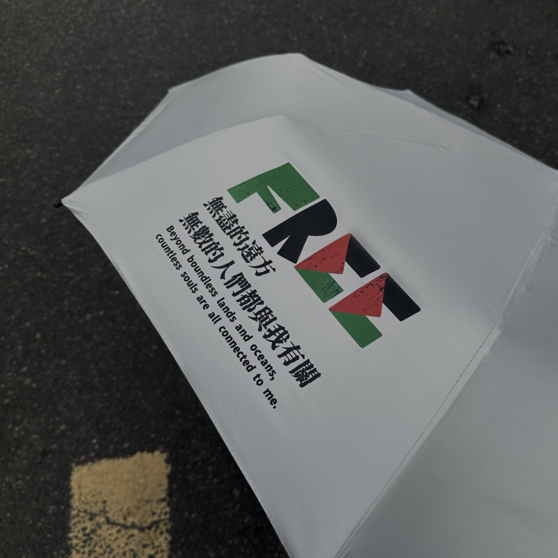 Háromrészes esernyő béke-motívummal, 8 ív, 190T vászon fekete ragasztó bevonattal, acél szár és tömörfa nyél, manuális nyitás