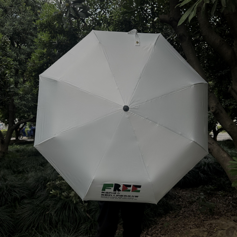 Háromrészes esernyő béke-motívummal, 8 ív, 190T vászon fekete ragasztó bevonattal, acél szár és tömörfa nyél, manuális nyitás