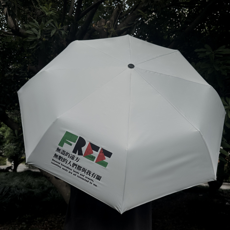 Háromrészes esernyő béke-motívummal, 8 ív, 190T vászon fekete ragasztó bevonattal, acél szár és tömörfa nyél, manuális nyitás