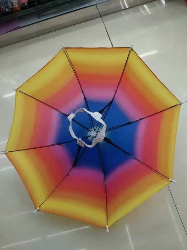 Fejre helyezhető esernyő sapka, fejre illeszkedő dizájn és elasztikus pánttal, csíkos nylon 170T anyag, 8 bordás vasváz, kézi nyitás