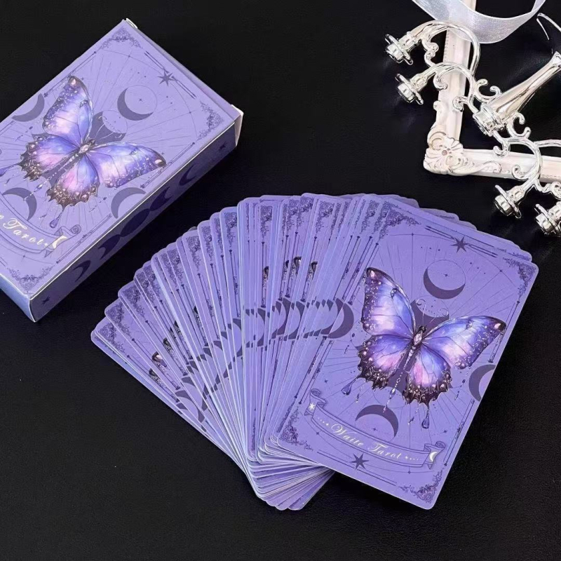 Tarot West Classic Set de cărți pentru învățare — Material de hârtie; Potrivit pentru distracție în parcuri; Categoria: Poker; Ambalaj: Opp bag; Configurație 3C: Jucării pentru 14+; Recomandat pentru vârsta 15–35