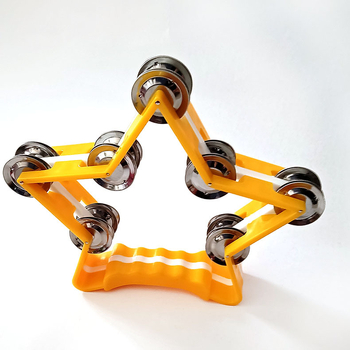 Műanyag csörgő ötágú csillag mintával, PP anyag, súly 185 g, 4–6 éves gyermekeknek