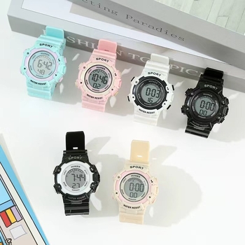 Fiatal diákoknak szánt óra – egyszerű, minimalist design (Numerikus kijelző, Elektronikus mozgás, Kör alakú műanyag tokozás, Műanyag szíj)