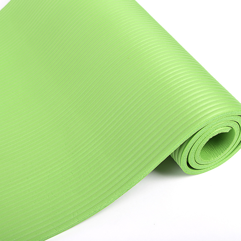 Gumena joga podloga s prugastim uzorkom, materijal NBR, težina 900 g, pogodna za fitness i jogu.