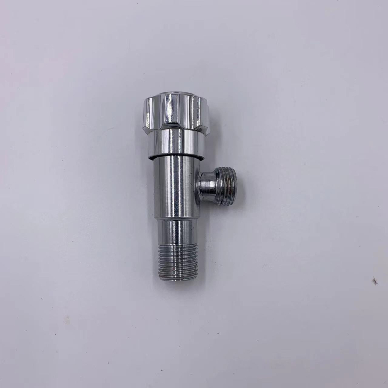 Trokutasti bakreni ventil s produženim tijelom, ugradnja u zid, keramičko jezgro ventila, nominalni tlak 0,8 MPa, za kupaonicu i kuhinju