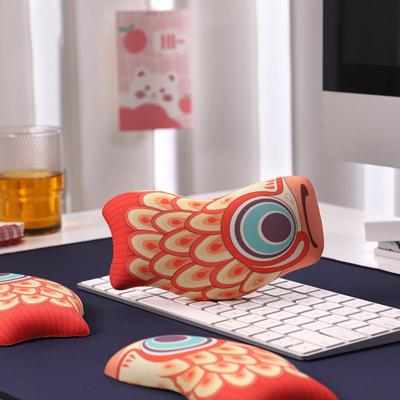 Silicone wrist pad za miš i tipkovnicu s motivom koi carp – potpora zapešća, prijenos topline, crtani stil