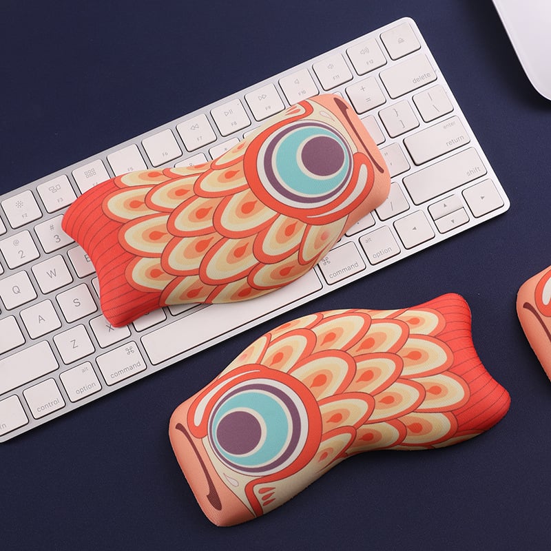 Silicone wrist pad za miš i tipkovnicu s motivom koi carp – potpora zapešća, prijenos topline, crtani stil