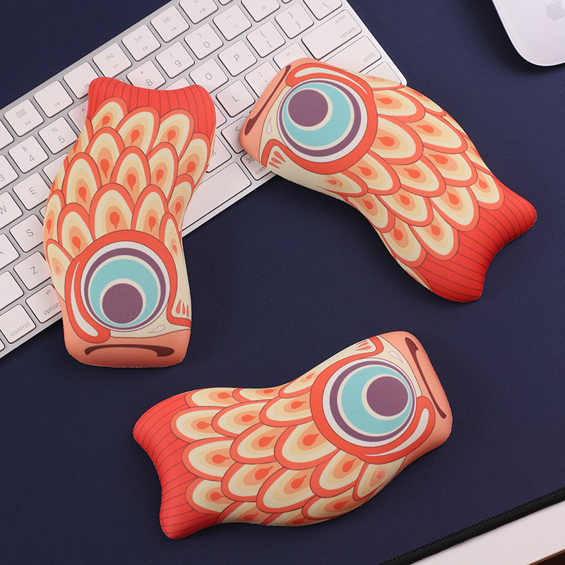 Silicone wrist pad za miš i tipkovnicu s motivom koi carp – potpora zapešća, prijenos topline, crtani stil