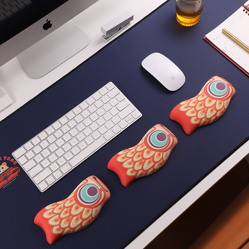 Silicone wrist pad za miš i tipkovnicu s motivom koi carp – potpora zapešća, prijenos topline, crtani stil