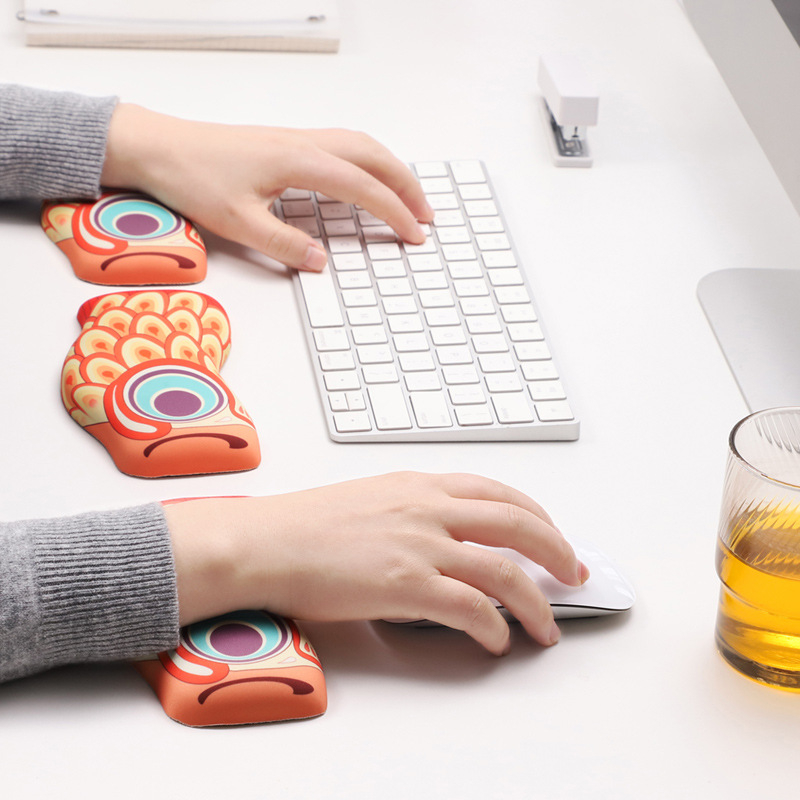 Silicone wrist pad za miš i tipkovnicu s motivom koi carp – potpora zapešća, prijenos topline, crtani stil