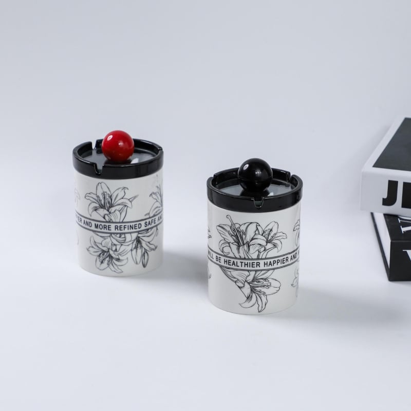 Scrumieră ceramică cu capac, motiv crin, rezistentă la vânt, potrivită pentru casă, sufragerie și birou