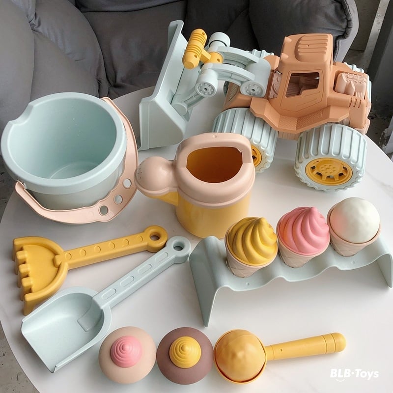 Детски плажен комплект — пластмасова лопатка и кофи, три варианта, мрежеста чанта, за деца 4–6 години, марка KIDNOAM