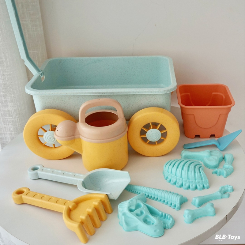 Детски плажен комплект — пластмасова лопатка и кофи, три варианта, мрежеста чанта, за деца 4–6 години, марка KIDNOAM