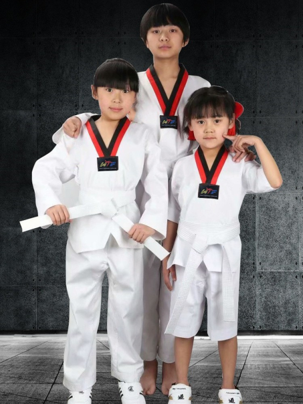 Taekwondo edzési egyenruha gyerekeknek és felnőtteknek, pamut-szál keverék anyag (30%), hosszú- és rövid ujjú változatok, mérettolerancia 1–3 cm