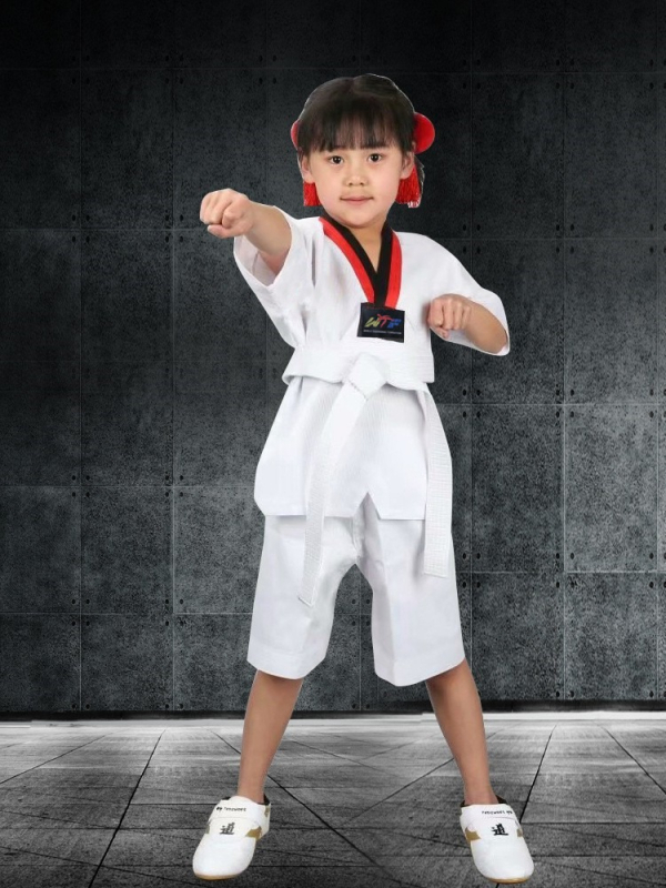 Taekwondo edzési egyenruha gyerekeknek és felnőtteknek, pamut-szál keverék anyag (30%), hosszú- és rövid ujjú változatok, mérettolerancia 1–3 cm