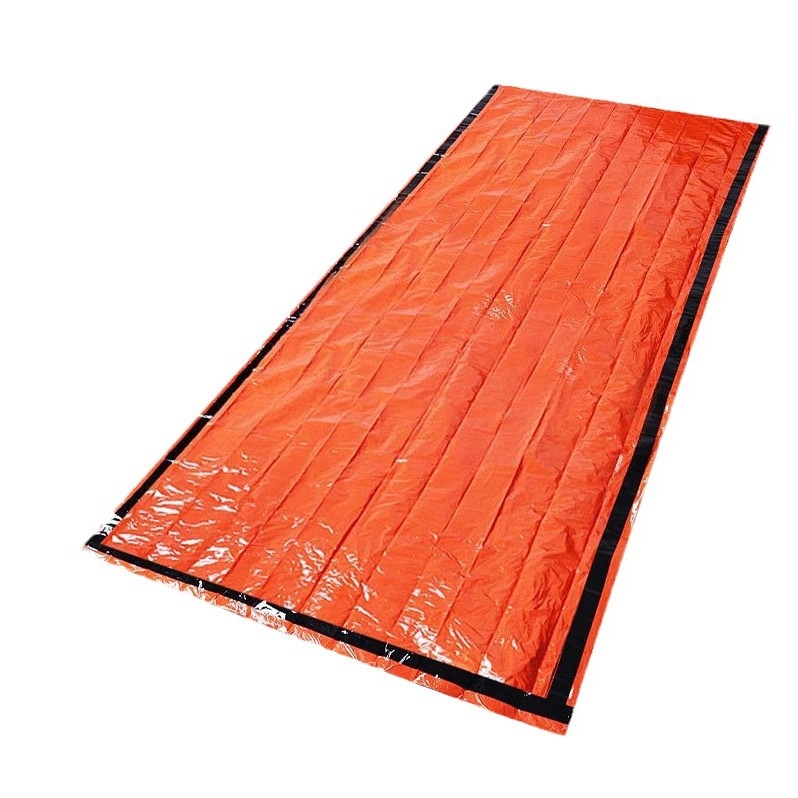 Vészhelyzeti kemping készlet: hálózsák, síp, csat és túlélő takaró