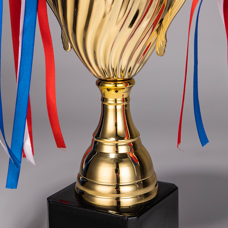 Trofej od legure s prilagođenim logom – moderan minimalistički dizajn, brend Blue Moon Crystal