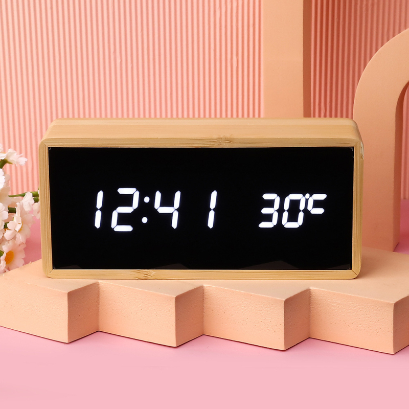 Будилник с дървен корпус, LED цифров дисплей, термометър, светещ през нощта, кварцов механизъм