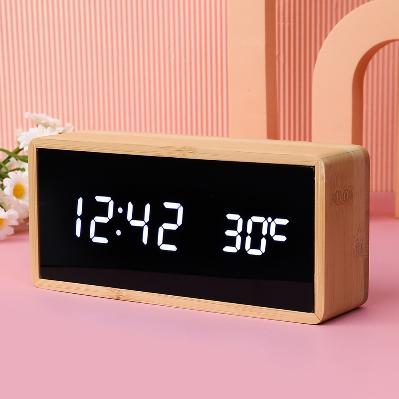 Будилник с дървен корпус, LED цифров дисплей, термометър, светещ през нощта, кварцов механизъм