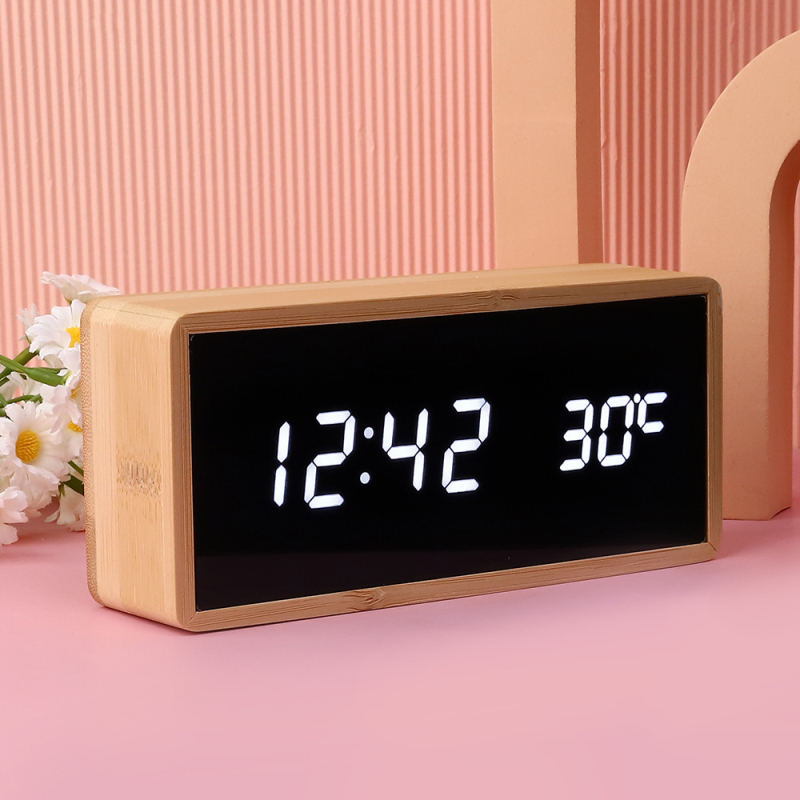 Будилник с дървен корпус, LED цифров дисплей, термометър, светещ през нощта, кварцов механизъм