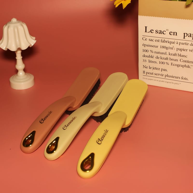 Hosszú nyelű cipőtisztító ecset, puha nylon sörtékkel, kerek fej, akasztónyílás – skandináv stílus