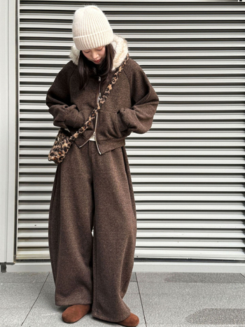 Ženski zimski komplet: dukserica s kragnom od krzna i hlače širokog kroja, poliester-vuna mješavina s flece podstavom, japansko-korejski ležerni stil, model 2153