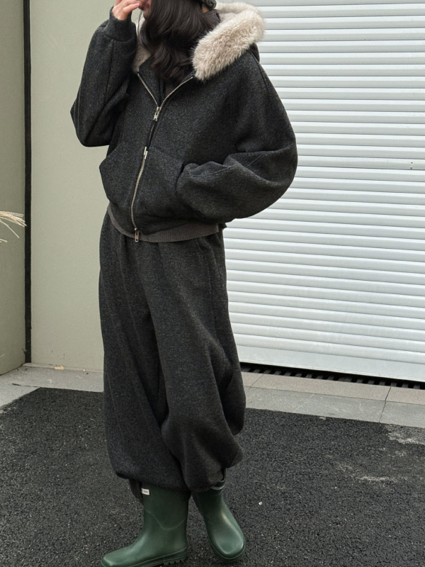 Ženski zimski komplet: dukserica s kragnom od krzna i hlače širokog kroja, poliester-vuna mješavina s flece podstavom, japansko-korejski ležerni stil, model 2153