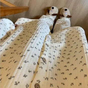 Kostim od quilted pamuka, debeli materijal 201-250 g/m2, bez ovratnika, dugi rukavi, hlače