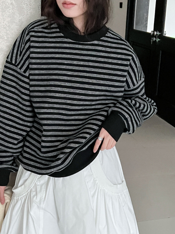 Γυναικείο φούτερ σε στυλ Κορέας με ρίγες, φλις επένδυση, στρογγυλός λαιμός, μακριά Raglan μανίκια, χαλαρή γραμμή, ύφασμα βαμβάκι-πολυεστέρας 70–80% βαμβάκι, χειμώνας 2025.