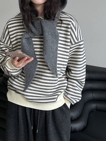 Γυναικείο φούτερ σε στυλ Κορέας με ρίγες, φλις επένδυση, στρογγυλός λαιμός, μακριά Raglan μανίκια, χαλαρή γραμμή, ύφασμα βαμβάκι-πολυεστέρας 70–80% βαμβάκι, χειμώνας 2025.