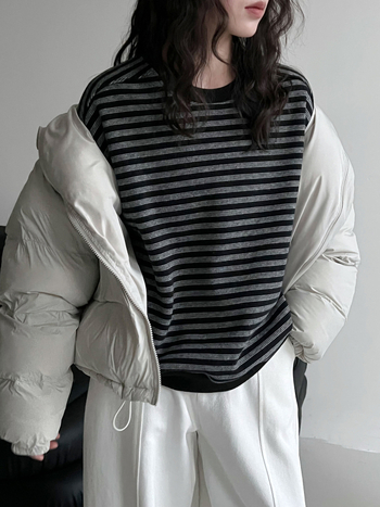 Γυναικείο φούτερ σε στυλ Κορέας με ρίγες, φλις επένδυση, στρογγυλός λαιμός, μακριά Raglan μανίκια, χαλαρή γραμμή, ύφασμα βαμβάκι-πολυεστέρας 70–80% βαμβάκι, χειμώνας 2025.