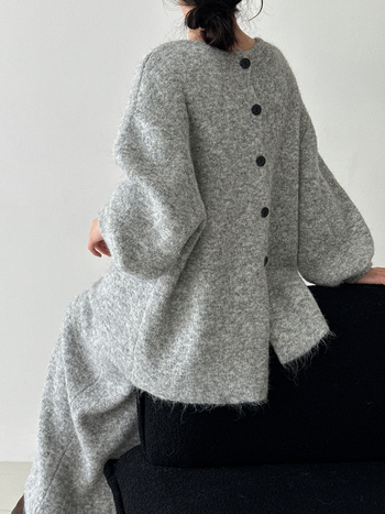 Ženski set suknja-sviter — pleteni džemper sa stražnjim gumbima i suknja, jednofarban, dugi rukavi, srednja duljina suknje, kašmir smjesa, poliester 90–95% i vuna 5–10%, elegantan poslovni stil, zima 2025