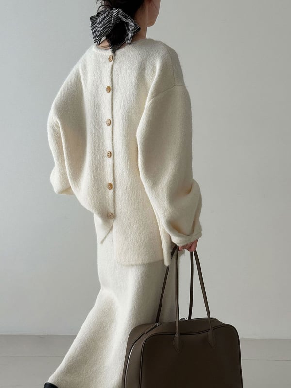 Ženski set suknja-sviter — pleteni džemper sa stražnjim gumbima i suknja, jednofarban, dugi rukavi, srednja duljina suknje, kašmir smjesa, poliester 90–95% i vuna 5–10%, elegantan poslovni stil, zima 2025