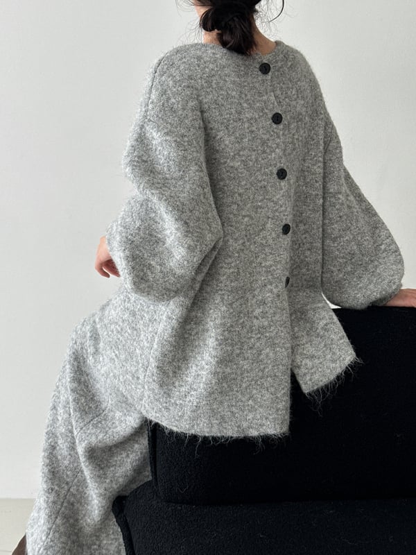 Ženski set suknja-sviter — pleteni džemper sa stražnjim gumbima i suknja, jednofarban, dugi rukavi, srednja duljina suknje, kašmir smjesa, poliester 90–95% i vuna 5–10%, elegantan poslovni stil, zima 2025