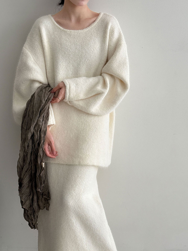 Ženski set suknja-sviter — pleteni džemper sa stražnjim gumbima i suknja, jednofarban, dugi rukavi, srednja duljina suknje, kašmir smjesa, poliester 90–95% i vuna 5–10%, elegantan poslovni stil, zima 2025