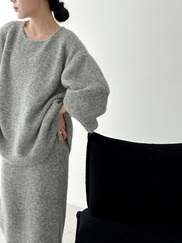 Ženski set suknja-sviter — pleteni džemper sa stražnjim gumbima i suknja, jednofarban, dugi rukavi, srednja duljina suknje, kašmir smjesa, poliester 90–95% i vuna 5–10%, elegantan poslovni stil, zima 2025