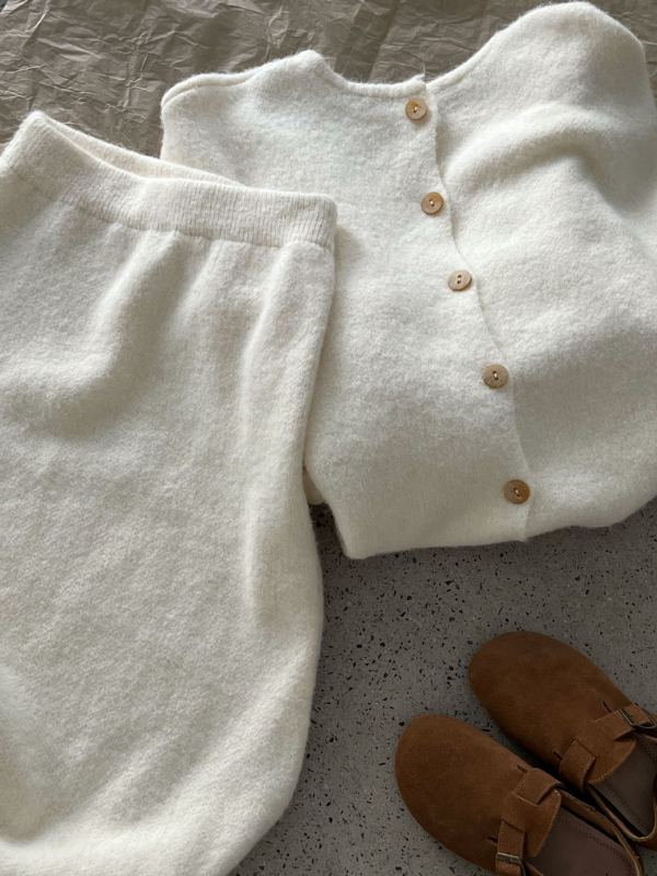 Ženski set suknja-sviter — pleteni džemper sa stražnjim gumbima i suknja, jednofarban, dugi rukavi, srednja duljina suknje, kašmir smjesa, poliester 90–95% i vuna 5–10%, elegantan poslovni stil, zima 2025